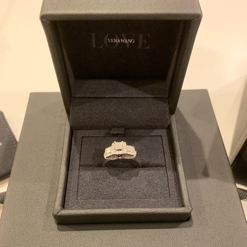 Princess cut diamond engagement ring